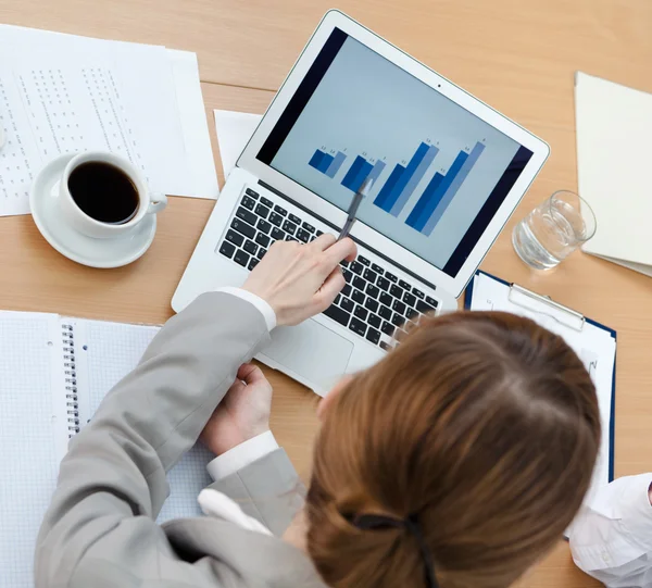 Geschäftsfrau arbeitet am Laptop — Stockfoto