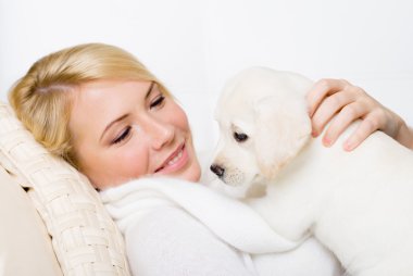 kadın yalan labrador yavrusu