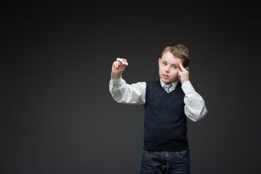 düşünceli çocuk tebeşir ile bir şeyler yazıyor