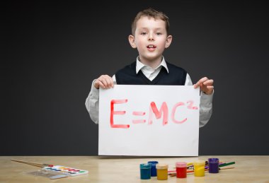 küçük çocuk o boyalı enerji formülü gösterir.