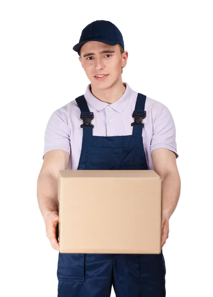 Arbeiter in Overalls bewahrt einen Paketkasten auf — Stockfoto