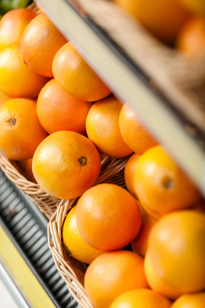 Vista superior de naranjas en la tienda —  Fotos de Stock