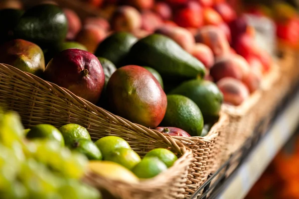 Закрытие экзотических фруктов в магазине — стоковое фото