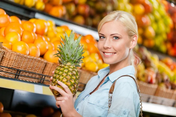 Menina no mercado escolhendo frutas — Fotografia de Stock