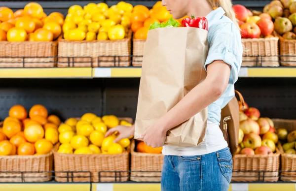 Girl hands bag with fresh vegetables — Stock Photo, Image