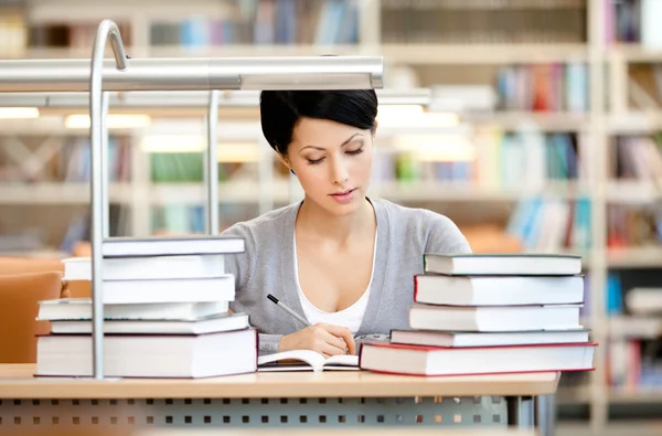 Lady lê no salão de leitura — Fotografia de Stock