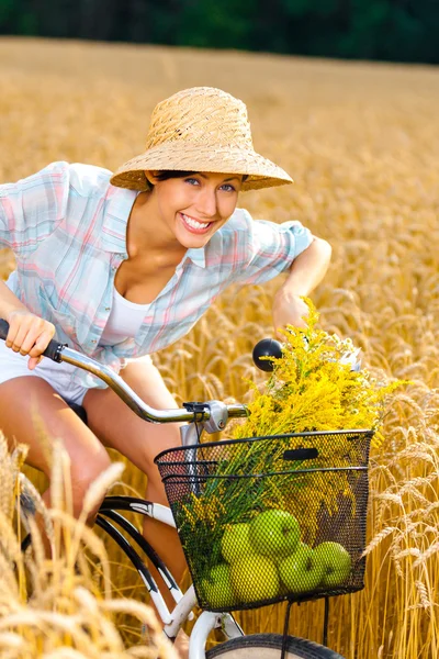 Mädchen strampelt mit Äpfeln — Stockfoto