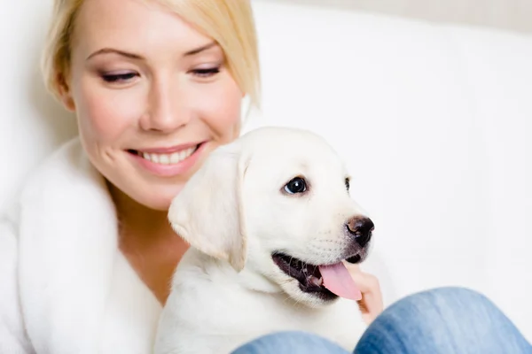 Vrouw met puppy van labrador — Stockfoto