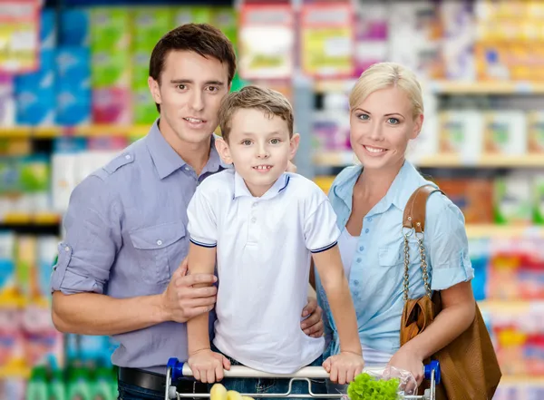 Familie in het winkelcentrum — Stockfoto