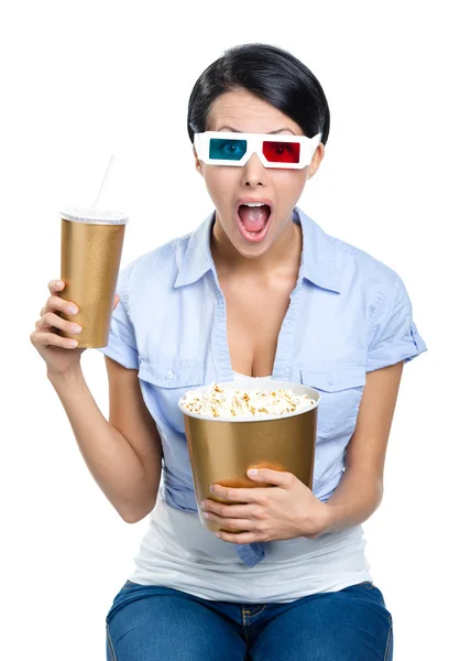 Ragazza in occhiali 3d con bibita e popcorn — Stockfoto