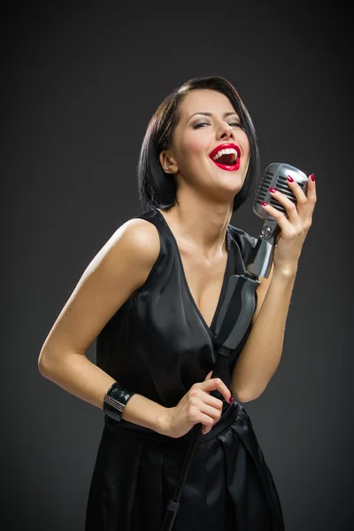 Vrouwelijke musicus houden mic — Stockfoto