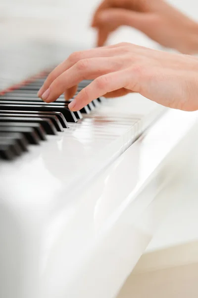 Vista de perto das mãos tocando piano — Fotografia de Stock