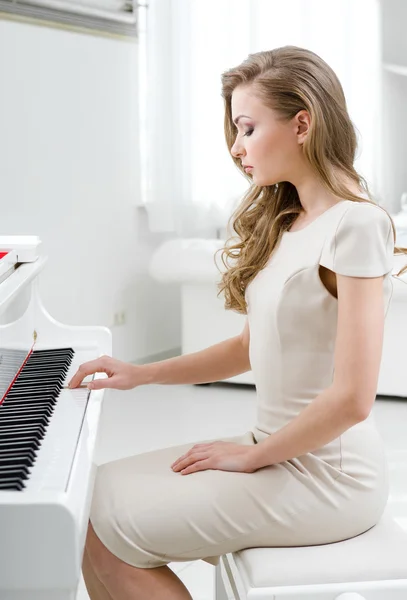 Perfil de woman playing piano — Fotografia de Stock