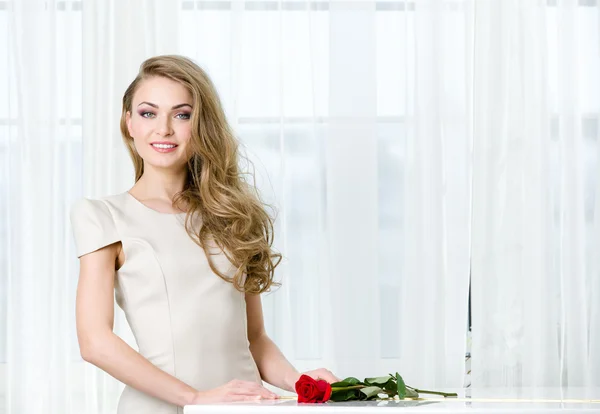 Portrait of woman standing near the piano — Stock Photo, Image