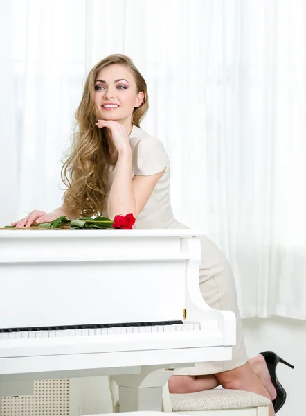 Portrait du musicien debout près du piano et de la tête d'appui — Photo