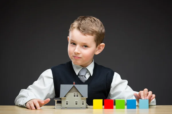 房子模型和块的小男孩 — 图库照片