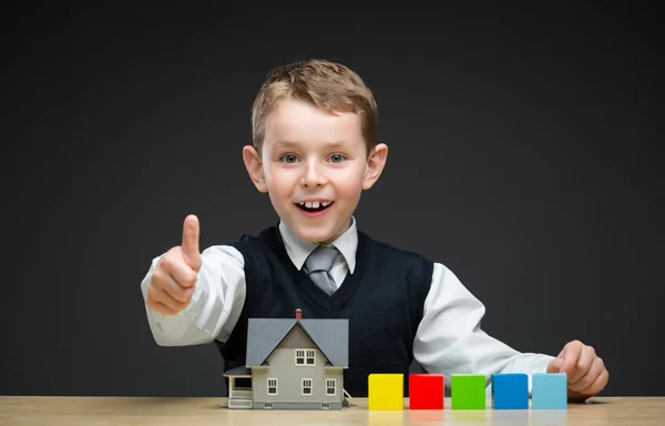 Kleiner Junge mit Hausmodell und Bauklötzen — Stockfoto