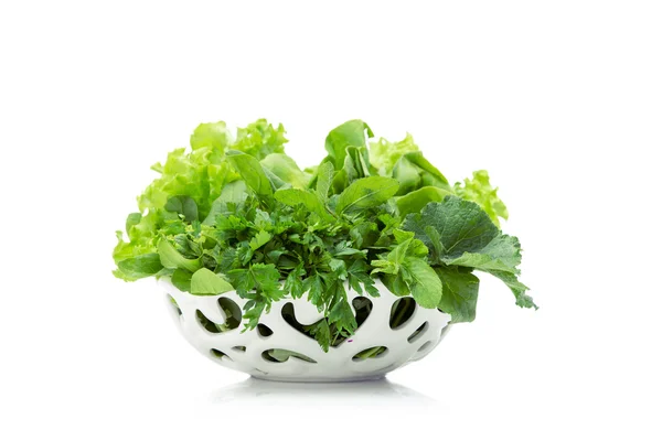 Зеленые овощи в белой миске — стоковое фото