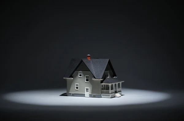 Vista de perto de iluminar casa modelo — Fotografia de Stock
