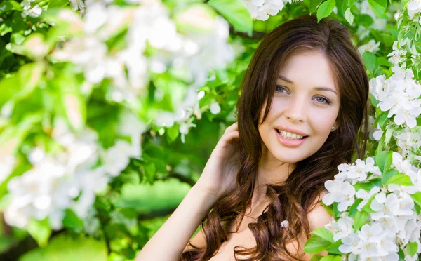 Mujer bonita toca la cara — Foto de Stock