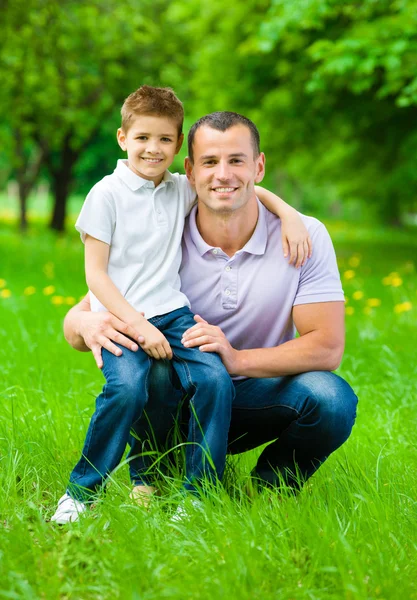 Papa hält Sohn auf Trab — Stockfoto