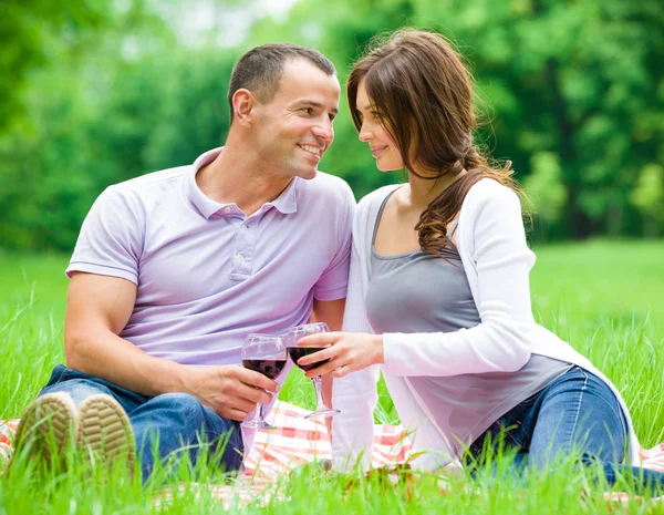 Bonito casal bebe vinho no parque — Fotografia de Stock