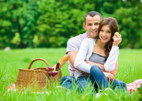 Couple has picnic in park — Stock Photo, Image