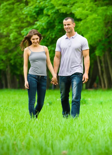Ganzkörperporträt eines spazierenden Paares im Park — Stockfoto