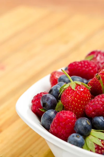 Close up of part of plate full of berries on the table — Stock Photo, Image