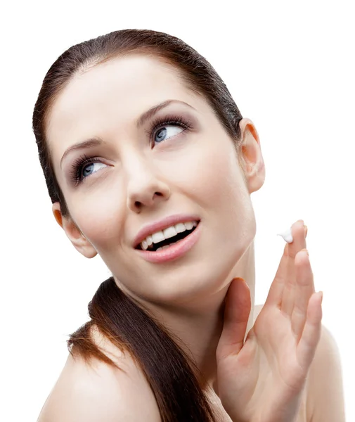 Mujer aplicando crema facial — Foto de Stock