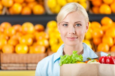 Kız paket taze sebze ile devam ediyor.