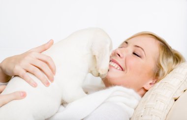 kadın yalan labrador yavrusu