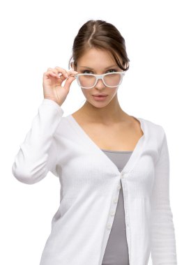 Beyaz çerçeveli gözlük takan kız