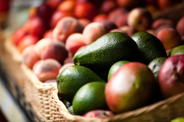 Close up van exotische vruchten op de markt — Stockfoto