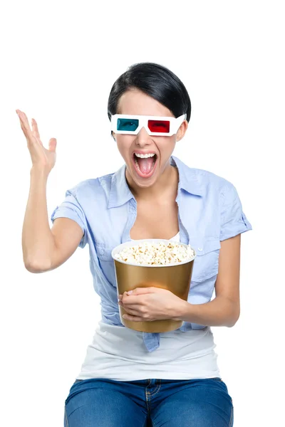 Девушка смотрит 3D кино с попкорном — стоковое фото