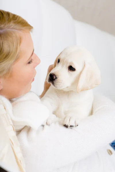 Close up of woman embracing white puppy — Stock Photo, Image