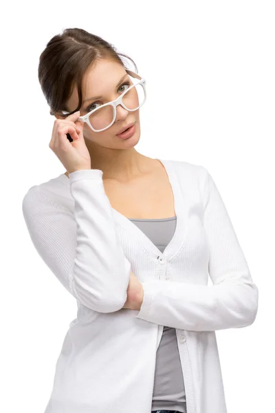 Senhora vestindo óculos de moldura branca — Fotografia de Stock