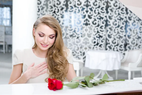 Portrait of pianist with red rose playing piano — Stock Photo, Image