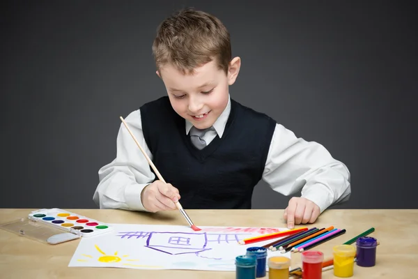 Criança pintando algo — Fotografia de Stock