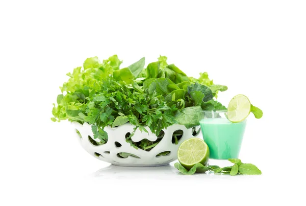 Close up view of green vegetables in white bowl and cocktail — Stock Photo, Image