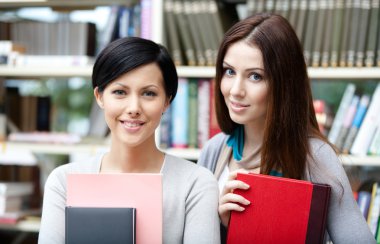 Kitaplar ile iki kız arkadaşım