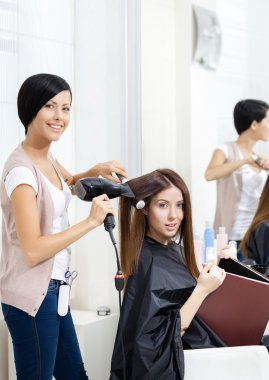 Kuaför Güzellik Salonu içinde kadın saç stili yapar