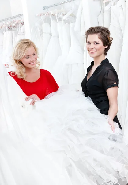 Two girls compare the dress — Stock Photo, Image