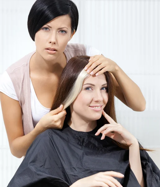 Haarstylist probeert geverfd haarlok op de client — Stockfoto