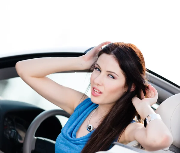 Vista de cerca de la mujer en el coche — Foto de Stock