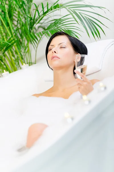 Woman taking a bath drinks champagne — Stock Photo, Image