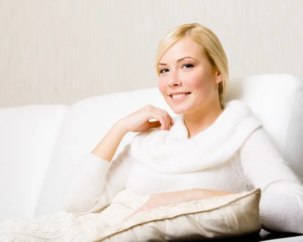 Nő ül a fehér bőr kanapé — Stock Fotó