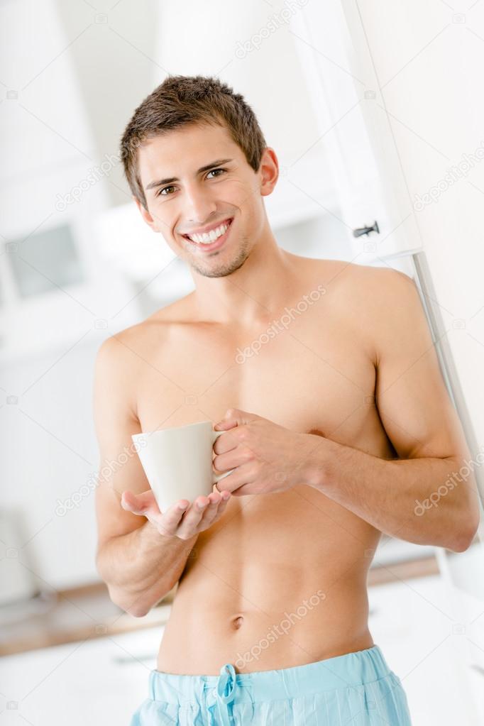 Halb nackt cool Mann mit Tasse Kaffee in der Küche ... Halb nackt cool Mann mit Tasse Kaffee in der Küche ...