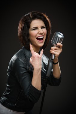 kadın rock şarkıcısı tutma mic