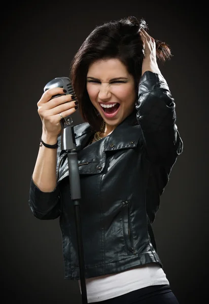 Kvinnliga rock sångare anläggning mikrofon — Stockfoto